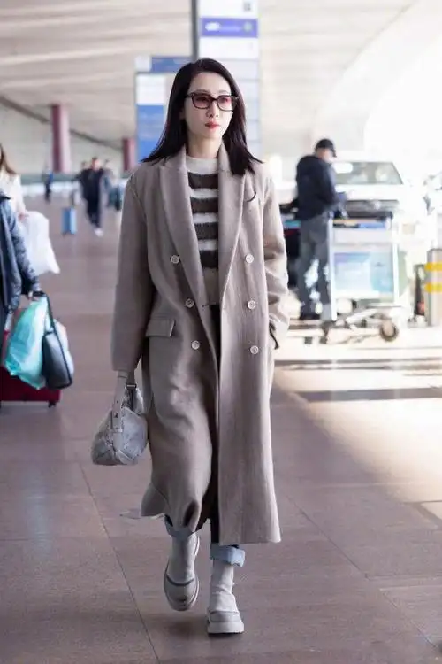 秦海璐身着brunello cucinelli 亮相机场,一袭大衣温暖飒爽