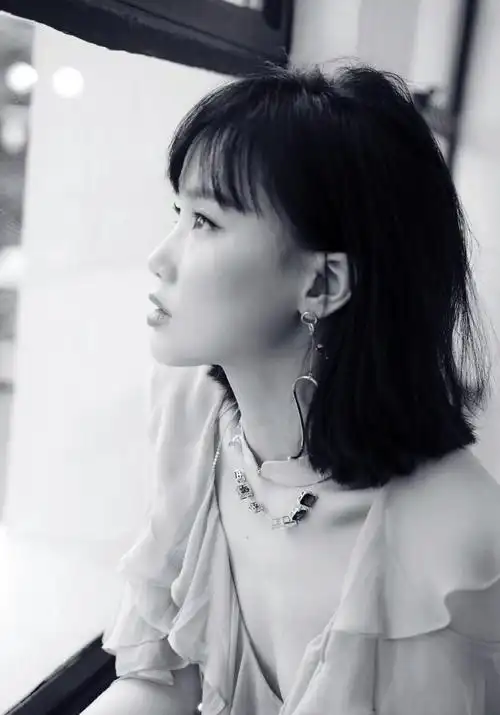 黄龄慵懒居家风黑白写真