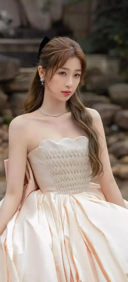 虞书欣,2017年,主演校园情感剧《最亲爱的你》和都市奇幻剧《我的奇妙