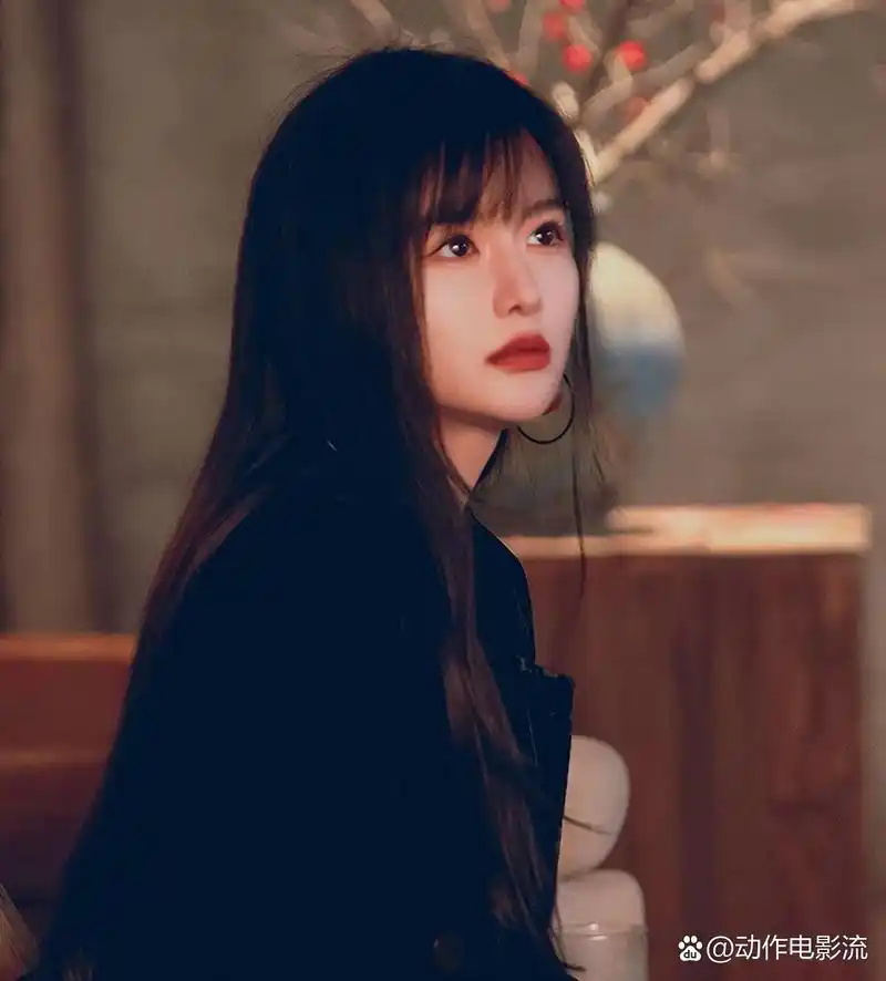 南笙的演艺事业并不如人意,尽管出演过一些影视作品,但大多数都是配角