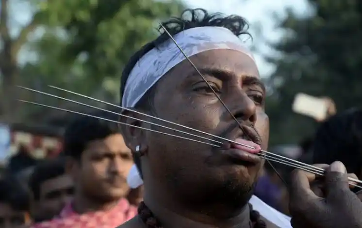 印度教信徒庆传统节日 上演恐怖穿刺表演