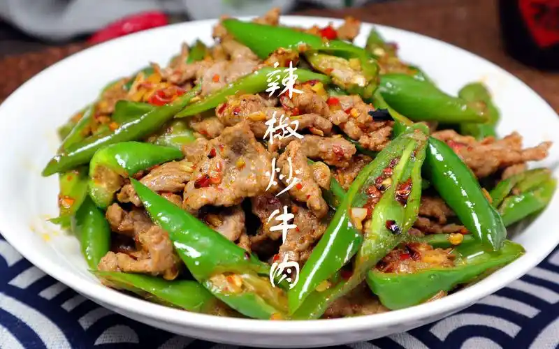 青椒炒牛肉的家常做法,这样炒牛肉又嫩又好吃,非常下饭_哔哩哔哩_bili