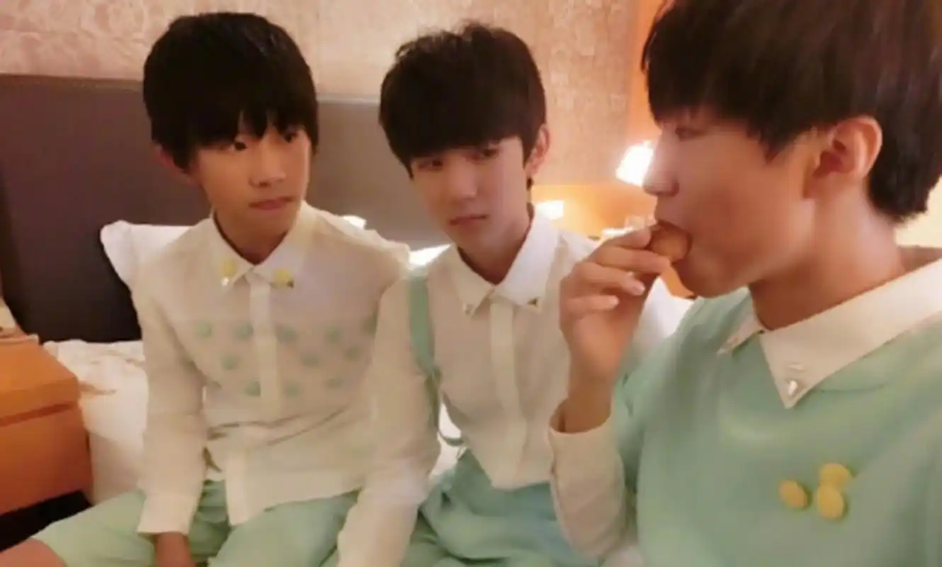 tfboys的十周年演唱会已经官宣,晒一波三小只的合影.