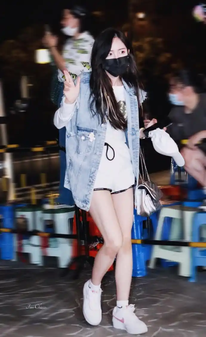 组图:吴宣仪牛仔马甲搭短裤秀美腿 踩运动鞋步伐轻盈活力足