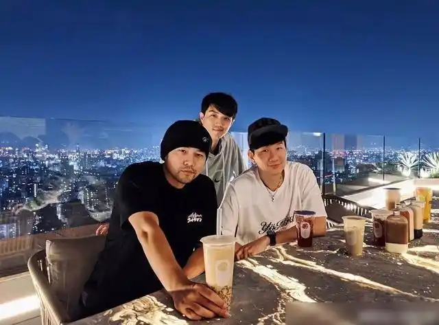 致敬白衣天使公益直播,周杰伦和林俊杰同框,世纪合唱惊艳全场|稻香