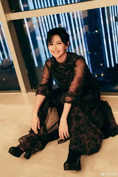 短发造型依然很酷今年45岁的孙燕姿出生于新加坡,祖籍广东省潮州市,是