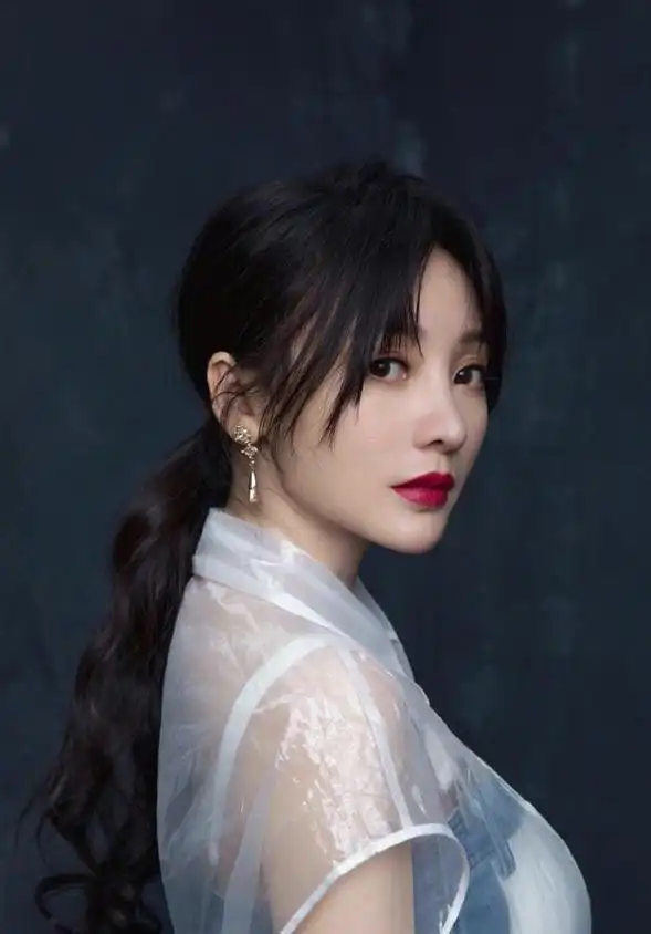 柳岩43岁瘦身引发了对女性在娱乐圈中的外貌压力和年龄标准的讨论,让