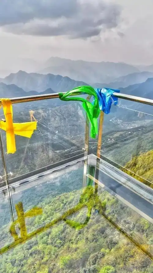 家里略·穷 难怪来九皇山玻璃栈道上跳舞的闺蜜团能火,这么美的景色