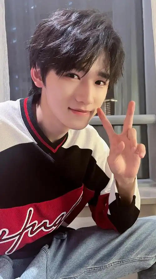 宋亚轩灰色西装背头造型##宋亚轩灰色套装背头造型##宋亚轩露额头