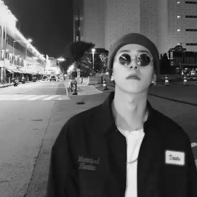 木兮:成熟魅力大叔黑白头像/这人间疾苦