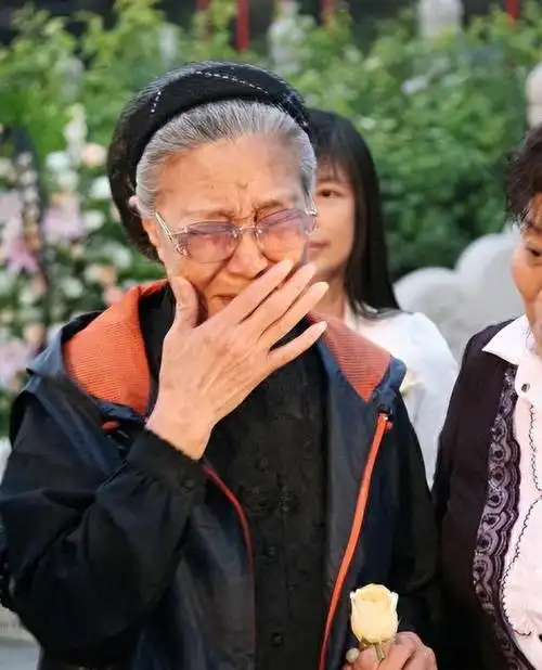 盘点顶级明星葬礼警车开道30万人送行水晶棺顶常人20年收入