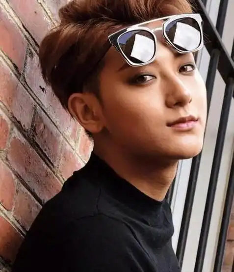 黄子韬抽烟姿势娴熟,烟头未掐灭就乱扔.