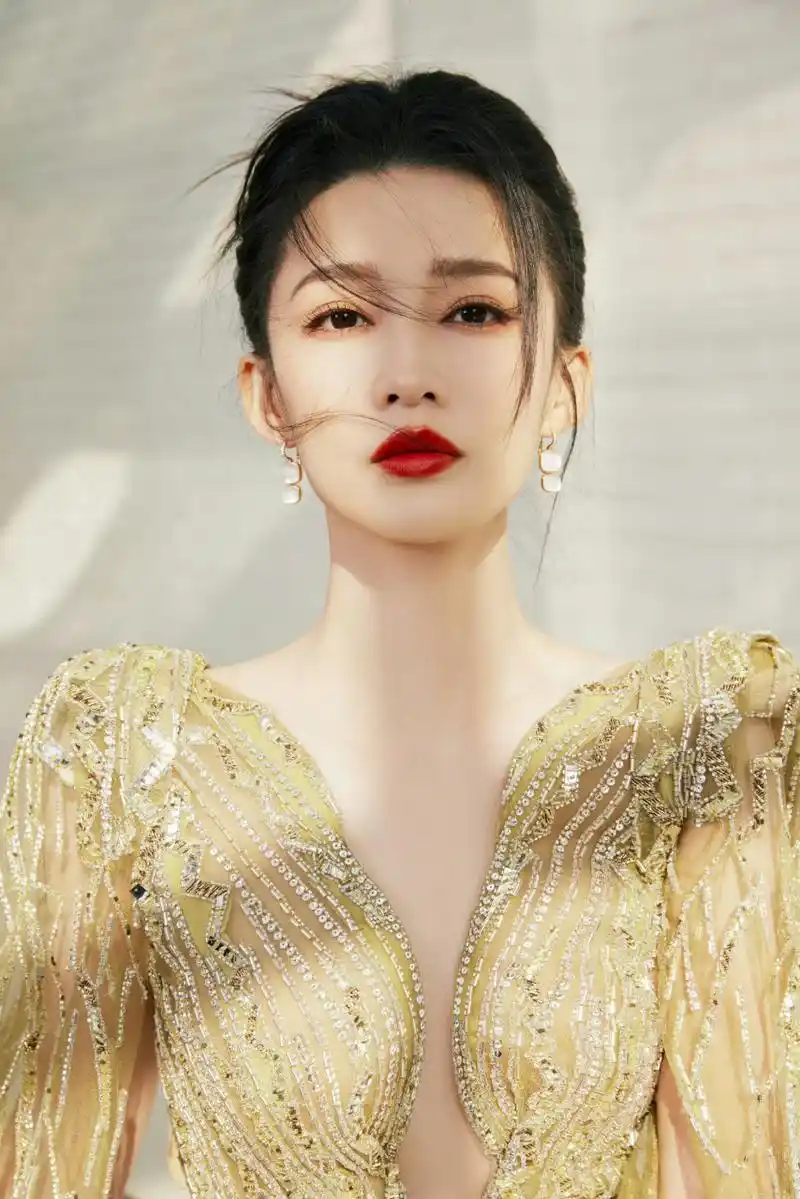pcstar#  李沁身着ziad nakad 2023秋冬定制系列鎏金深v礼服亮相禾汉