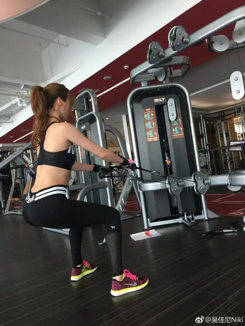 马景涛前妻疑走出离婚阴霾 晒健身照大秀好身材