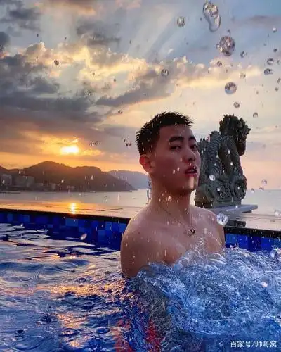 在露天水池里游泳的可爱弟弟,爱好游泳的男生,以后的身材不会差