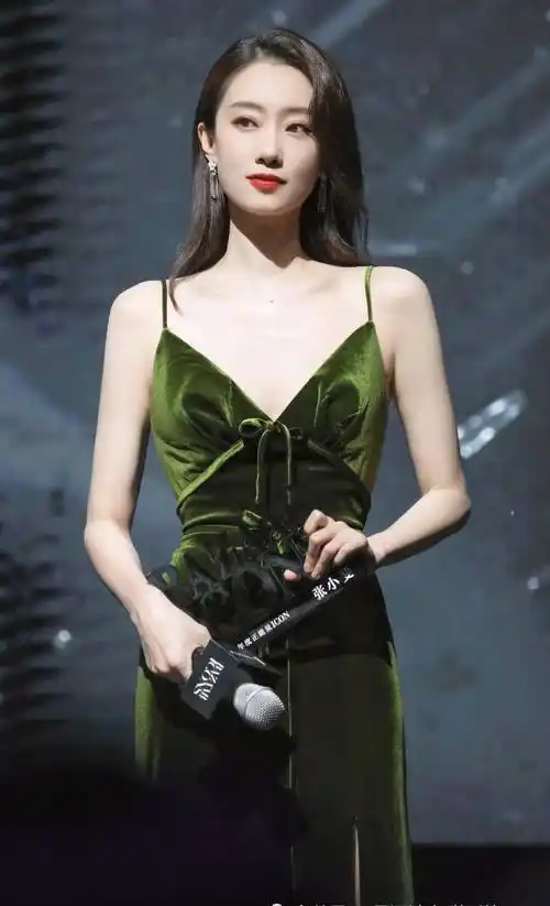 原创时尚芭莎女明星红毯秀baby犹如漫画仙女杨紫尽显娴静优雅两位女星