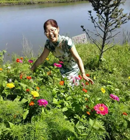 靓丽的女人花俏似天仙:时尚辣妈建队五周年:姐妹们宴会在龙盛河水库.