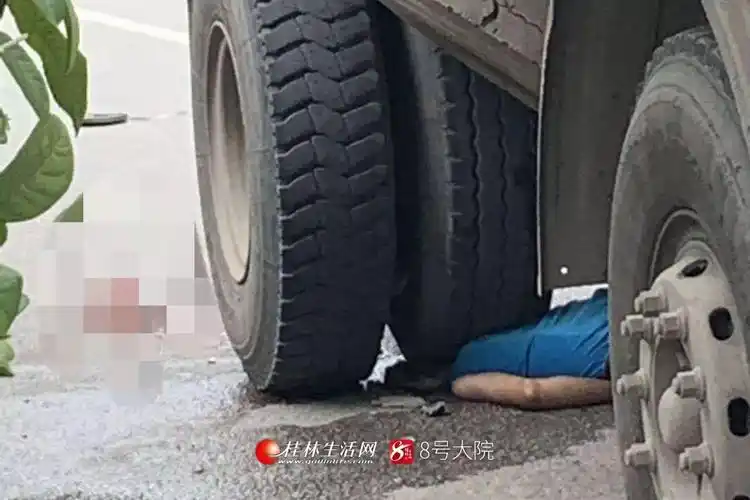 心情复杂司机被卷入车底脑浆崩出事故现场惨不忍睹