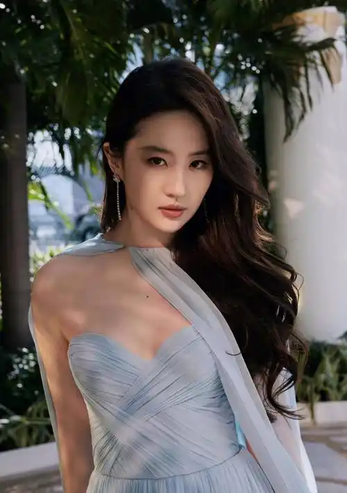 刘亦菲蓝色抹胸纱裙造型,美若天仙,冷艳高贵,身材更是丰满傲人_仙女