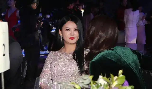 李湘开直播卖东西竟拉赵薇入伙看到价格网友炸锅了