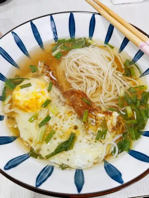 早上给自己做份清汤面荷包蛋焦焦的很好吃