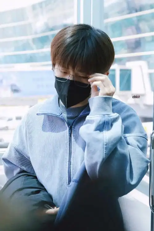 易烊千玺蓝卫衣顺毛眼镜造型##易烊千玺牛仔卫衣银丝眼镜造型