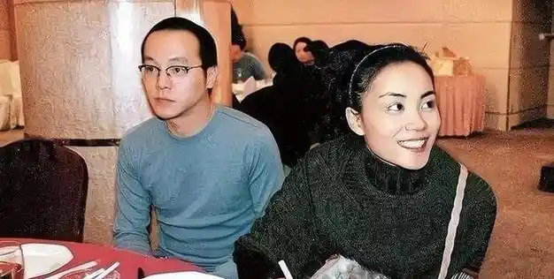 窦唯罕见露面,秃顶颓废无人能认,王菲当年却愿意为他倒尿盆|崔健|姜昕