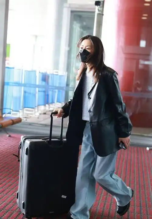 也展现了她对自己穿衣风格和服装搭配技巧的自信