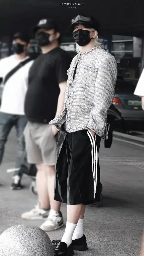 蔡徐坤小香风#|#蔡徐坤#  来欣赏蔡徐坤过斑马线活动!  神图放c位!