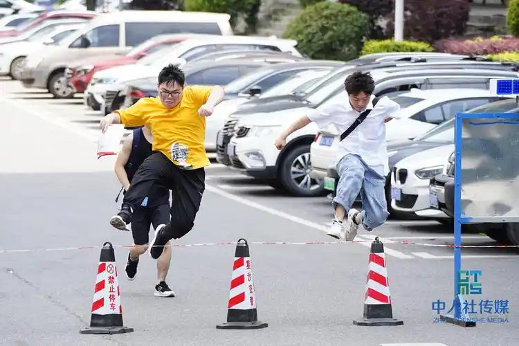 两名考生以百米冲刺之势一路狂奔