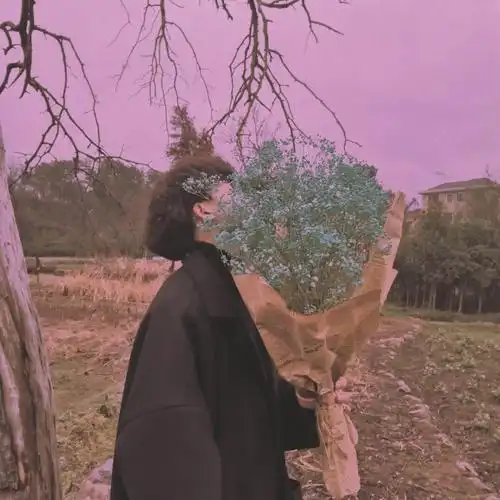 森系男生头像:少年似风故时常空中虚握,似与他十指相扣!_男孩