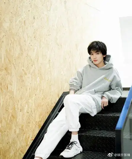 芜湖~今晚晚安曲《大城小爱》是宋亚轩小宋老师提供的~_高清图集_新浪