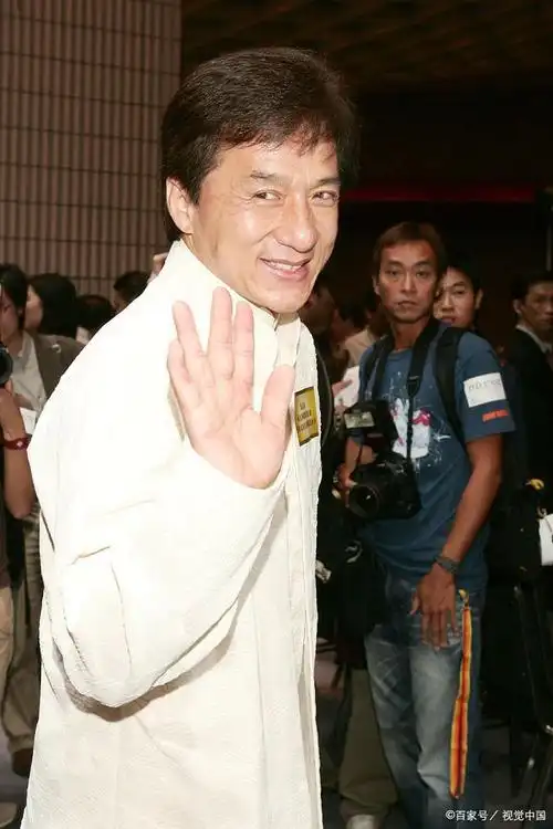 功夫巨星也抵不过岁月的侵蚀,成龙近照曝光头发和胡子都已经花白