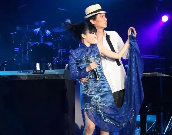 李泉上海上演天才与尘埃范晓萱助阵蓝旗袍惊艳