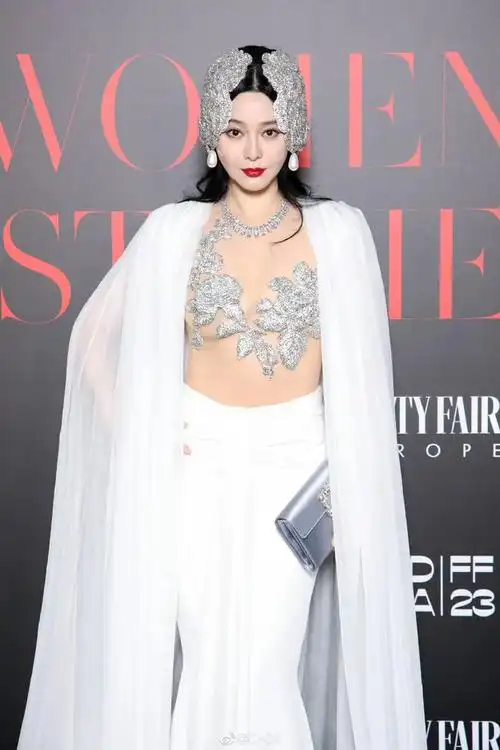 范冰冰:戛纳红毯造型过于性感,真怕胸前的两个金属片随时掉下来