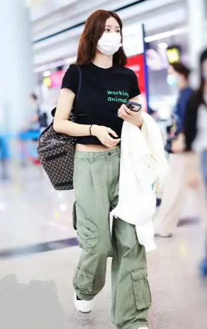 沈梦辰机场亮相潮流搭配展现苗条身段