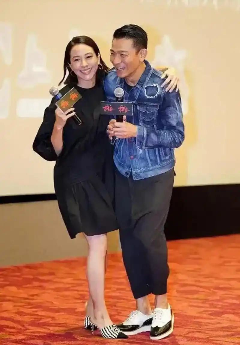 这位搂着刘德华的美女看着好眼熟,一时想不起叫什么名字了.