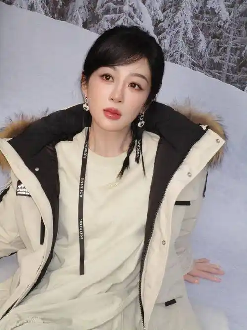 杨紫作为当红小花,她的工作安排和行程自然也不例外.