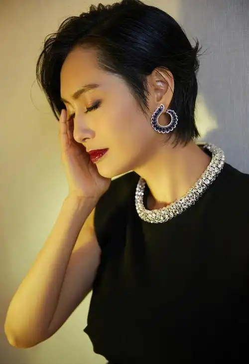 朱茵婚后更有韵味穿小黑裙配超短发气质出众50岁依旧风情万种