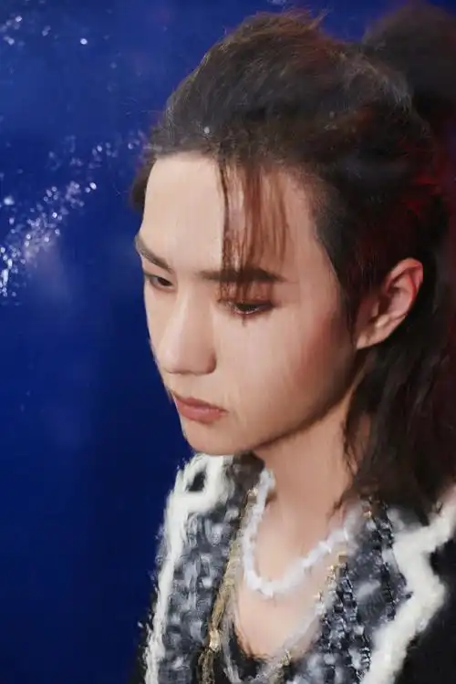 王一博披肩长发酷帅写真图片29