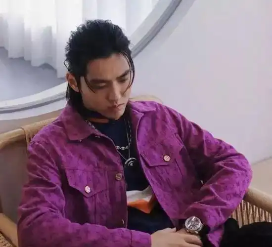 吴亦凡变壮了丸子头长发更个性