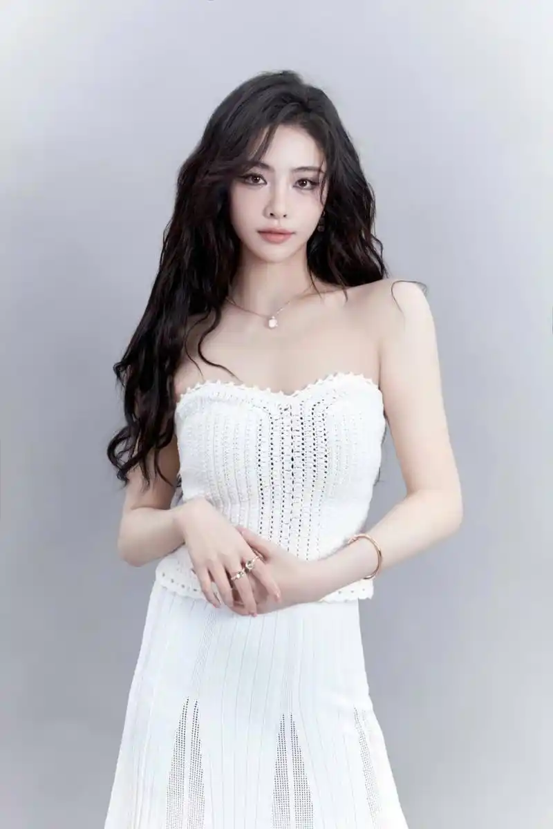 美女# 白色礼服装的许佳琪,颜值身材均在上等的她,是不是你心目中最