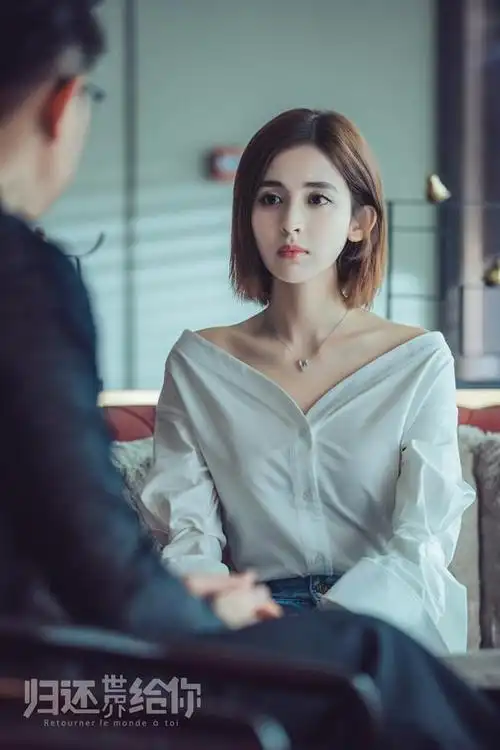 而娜扎的短发是早就剪了的,  在新剧《归还世界给你》中也是以一头