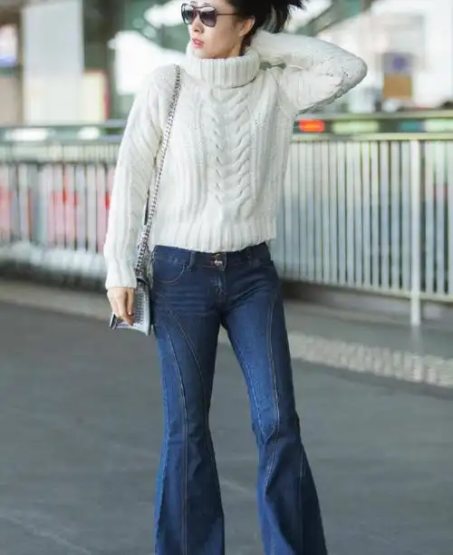 刘敏涛对自己身材够"自信",开衫结合毛衣搭配牛仔裤,高挑纤瘦