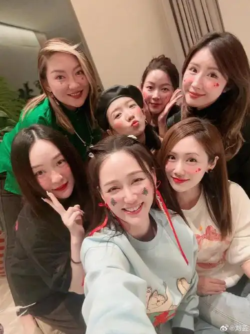 郑钧老婆41岁生日陈乔恩霍思燕等到场庆祝姐姐们同框超养眼