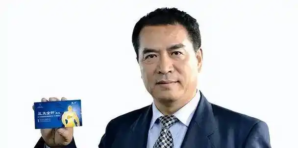 他从炉灶工到著名的演员,小9岁妻子得脑癌后,他拒高薪退圈照顾_廖京生