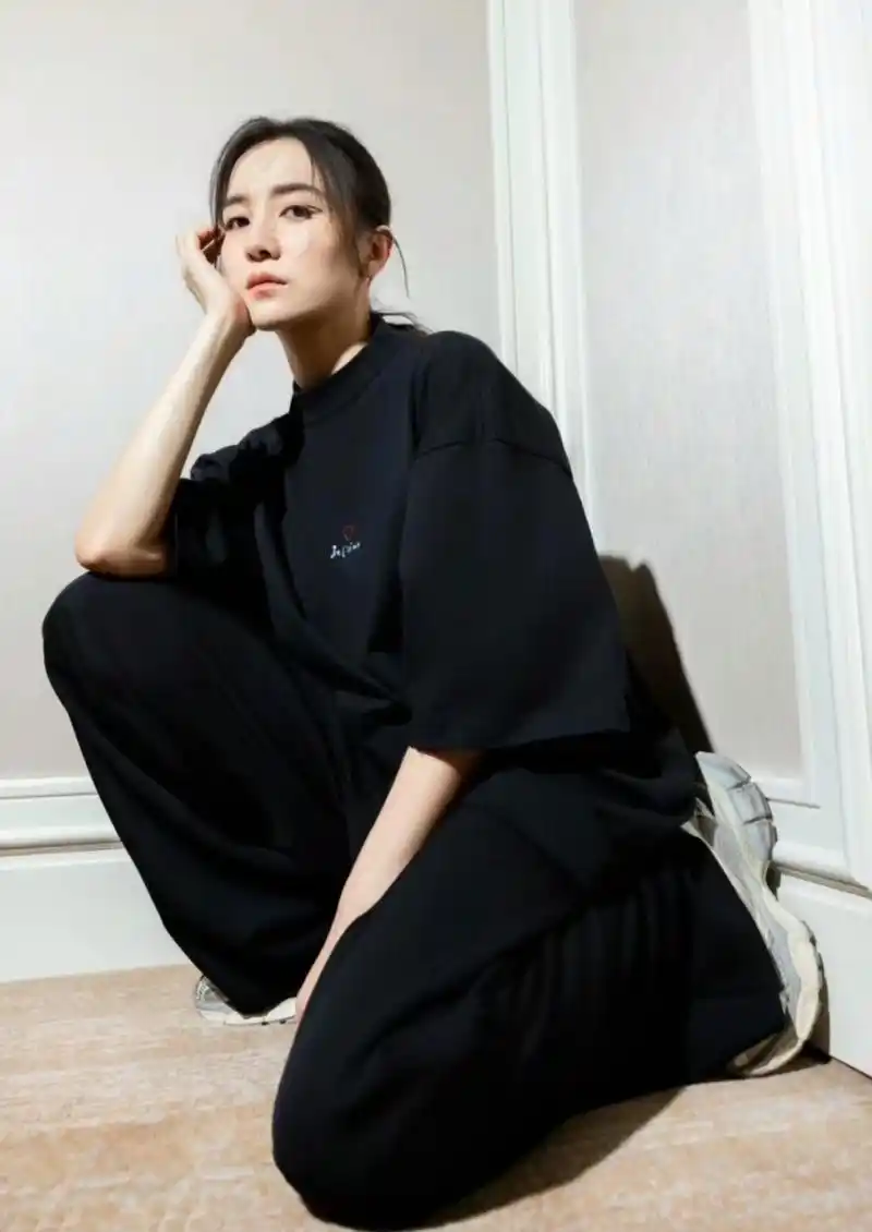 宋佳饼干风波后继续晒生活照营业,全黑look酷飒十足,满屏都是霸气的