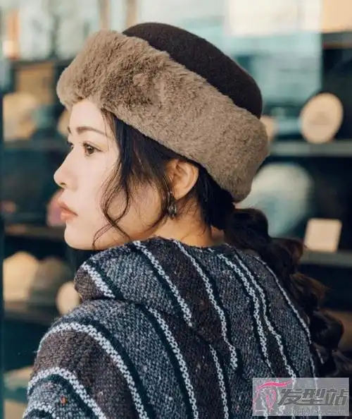 女生戴帽子发型扎法戴帽子扎头发时尚感满分