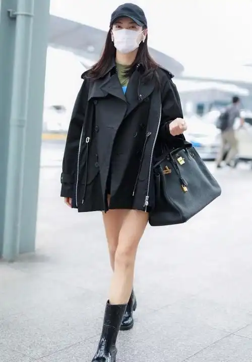 张雨绮解锁"雨靴"新穿法,还以为很违和,哪知潮到没话说