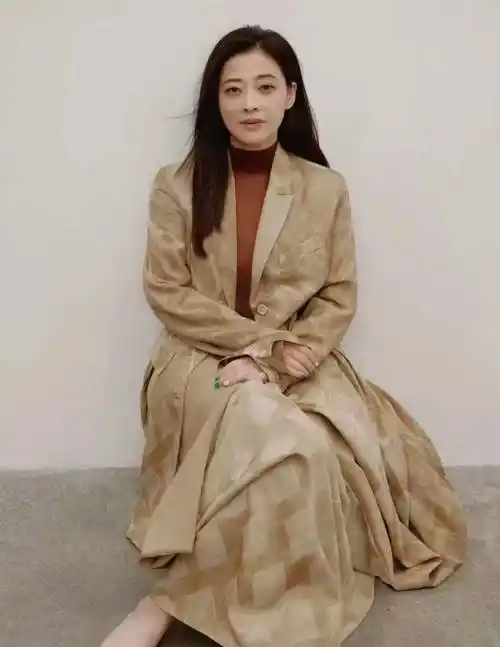 48岁梅婷亲身示范:妆不浓,衣不花,发不染,人到中年气质也高级_女性